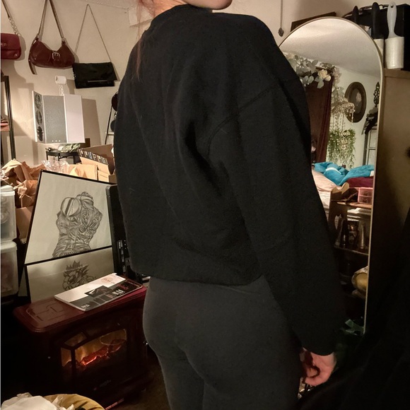 black cropped sweatshirt - Picture 6 of 9